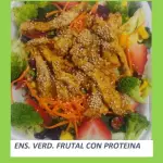 Ensalada de verduras con proteína