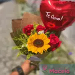 Mini buquê girassol com 3 rosas + ba