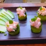 gunkan de pepino com salmao