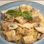 Pasta  Con Pollo Y Champiñones
