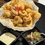 CHICHARRÓN DE CALAMAR, Y CURVINA