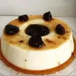 Manjar de côco com calda de ameixa