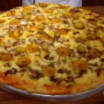 pizza de carne de sol com banana