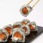 Uramaki de salmao (8 UND)