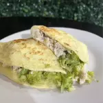 Crep .Queijo e brócolis