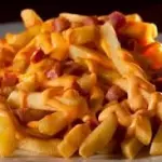 FRITAS COM CHEDDAR E BACON