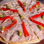 Muzza con Jamon y Morron