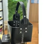 Canasta cuero negra