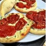 Esfiha de alho poró com tomate seco
