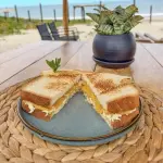 Sandwich de pollo y durazno