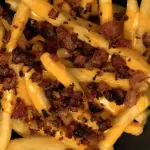 Papas cheddar y bacon