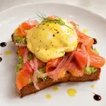 Brioche Benedict de Salmon
