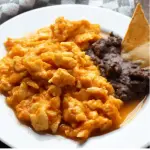Huevo en salsa roja