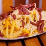 BATATA FRITA COM CALABRESA E QUEIJO