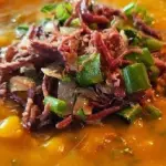 Caldo de abóbora com carne desfiada