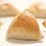 ESFIHA DE PRESUNTO E QUEIJO