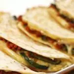 QUESADILLA DE LONGANIZA CON RAJAS Y QUESO