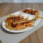 Papas Fritas con Queso y Calabresa