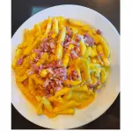 Salchipapas con cheddar y bacon