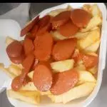 Salchipapa clásica