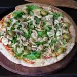 Pizza de rucula y champiñones