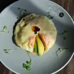 AREPA DE HUEVO FRITO Y AGUACATE
