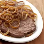 Bife acebolado