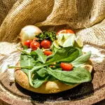 Esfiha rúcula com tomate cereja