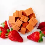 Doce de leite com morango em pedaços