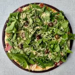 Pizza de jamón crudo y rucula.