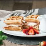WAFFLE CON HUEVO Y JAMÓN