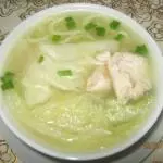 Sopa de Pollo con Kion y tallarin