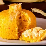 Cuscuz com queijo e ovos