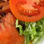 Sobrecoxa Assada com Salada