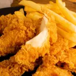 Tiritas de pollo crispy + papas f