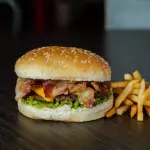Bacon Cheese Burger con papas