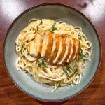 Spaguetti a lo Alfredo con pollo