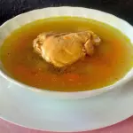 Caldo de pollo con Pieza