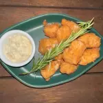 GURJÕES DE BADEJO COM MOLHO TÁRTARO