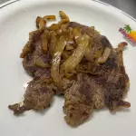 Bife acebolado