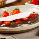 Brigadeiro com Morango.