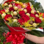 Buquê15 rosas+16 ferrero aplic.
