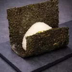 Oniguiri de salmão grelhado
