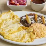 Pechuga Asada con Arroz y Frijoles