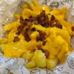 Batata Frita com Cheddar e Bacon