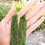 Cristal forma de rombo verde olivo