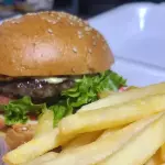 HAMBURGUESA CON PAPAS