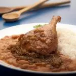 Pato estofado con arroz y frejol