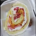 Pionono de fresas y duraznos