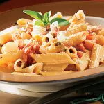 Penne molho Rosé, presunto e azeiton